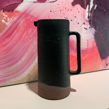 Lade das Bild in den Galerie-Viewer, schwarz-braune Karaffe von Simone Loy
