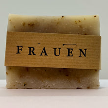Lade das Bild in den Galerie-Viewer, Soaf sonst nix - Frauen, die pure Seife aus dem Chiemgau
