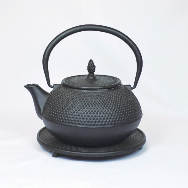 Teekanne aus Gußeisen in ganz schwarzem Design