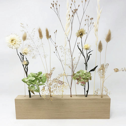 ein Trockenblumen Ständer aus Eiche mit verschieden Trockenblumen arangiert, zb Hortensien, Püschelgräser, Zitterkraur und weißen Blumen